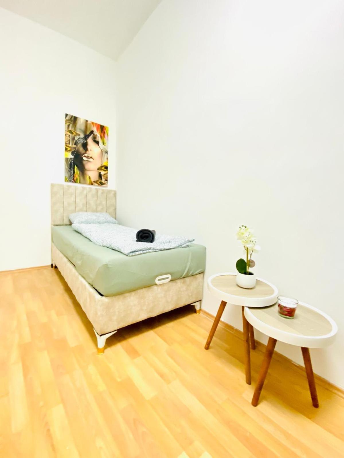 Bright 5br Shared W Great Transport Link Apartment Vienna
