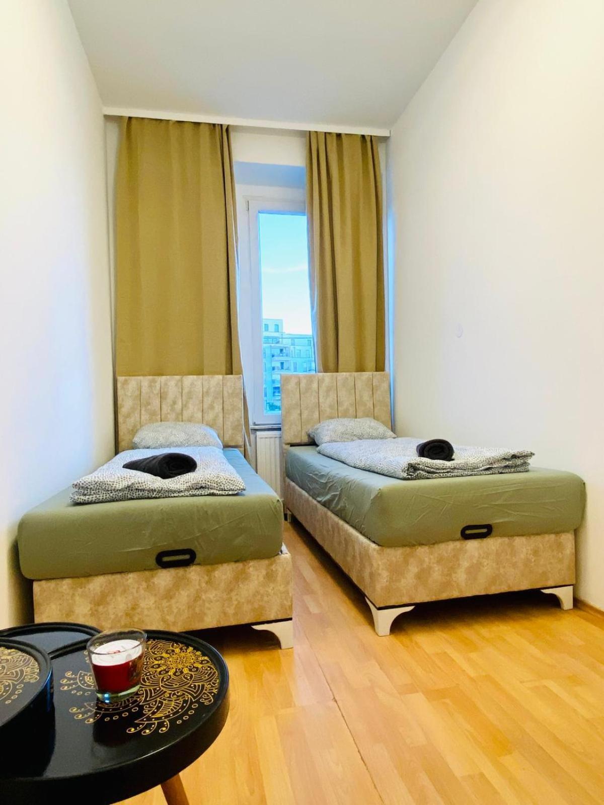 Bright 5br Shared W Great Transport Link Apartment