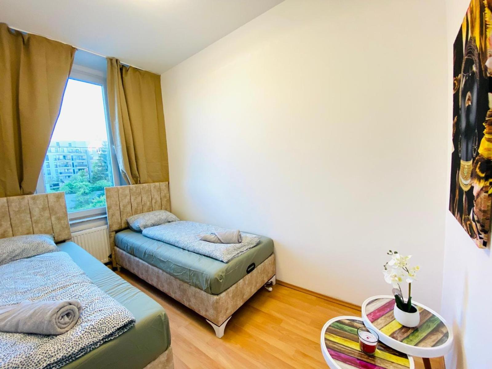 Bright 5br Shared W Great Transport Link Apartment *